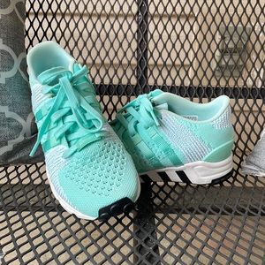 Woman’s adidas Torsion size 6.5